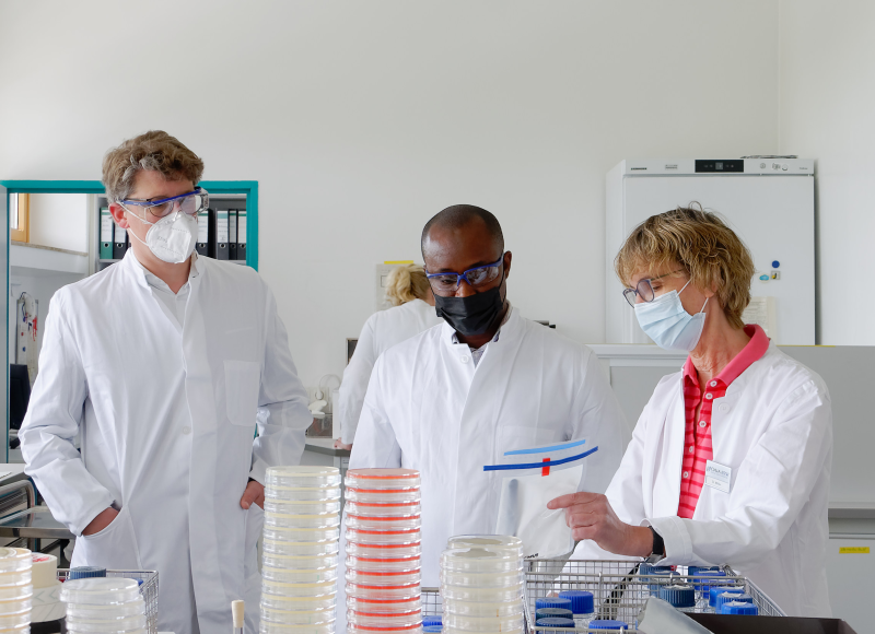 Vertreters der Food and Drugs Authority im chemischen Labor bei der gemeinsamen Untersuchung auf Rückstände von Pflanzenschutzmitteln.
