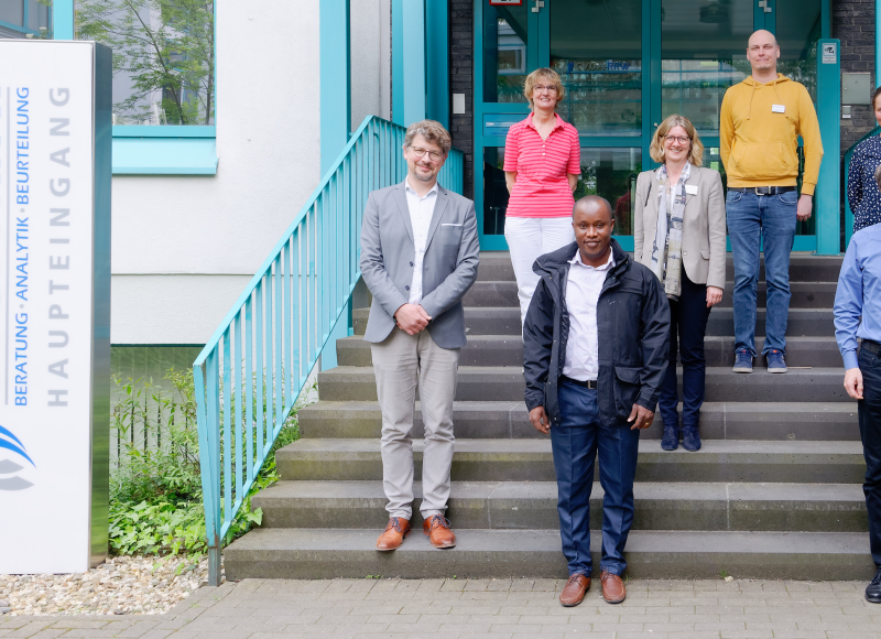 Gruppenfoto mit Herrn Tutu vor CVUA-RRW Haupteingang mit ausreichend Corona bedingtem Abstand